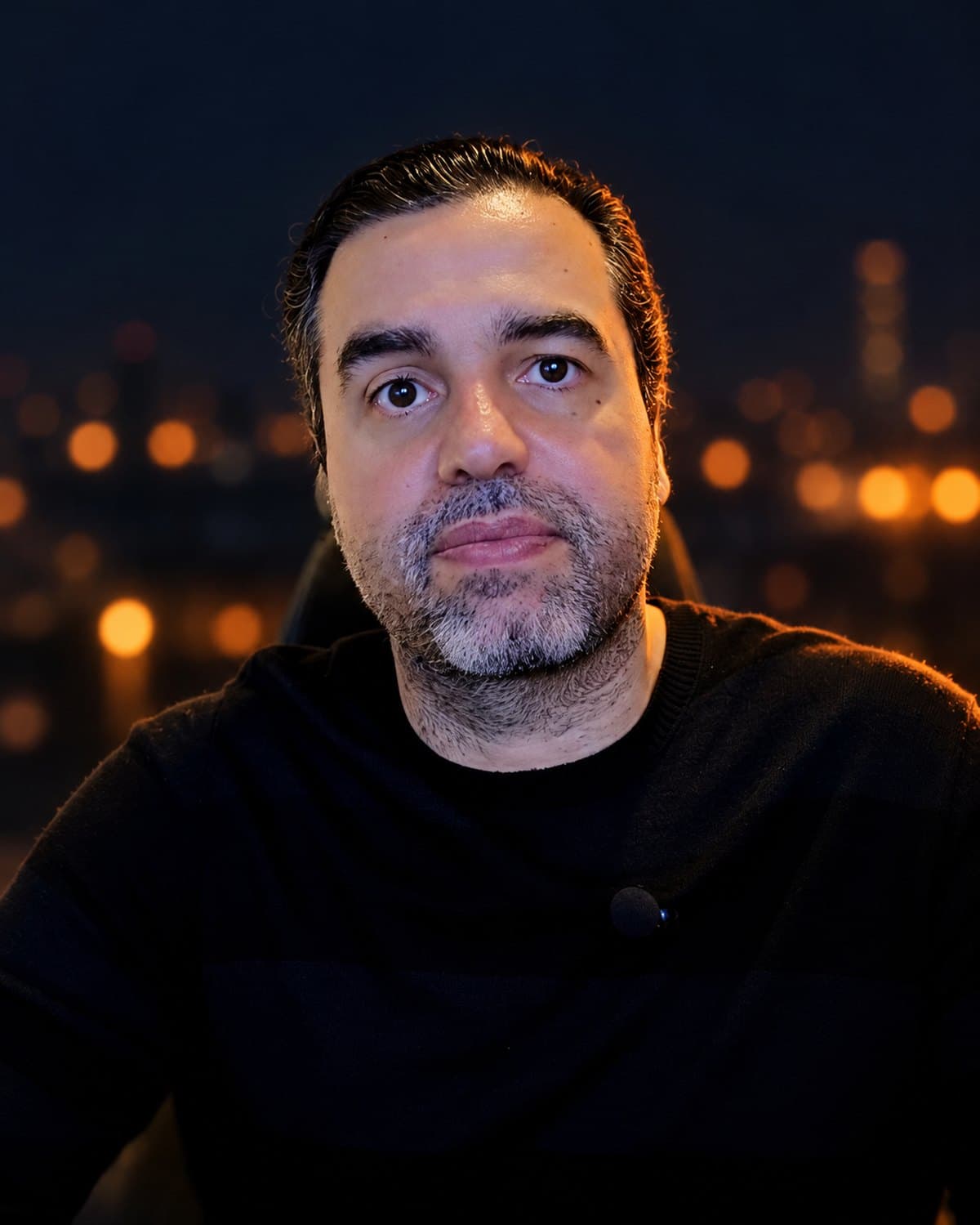 José Renato Colaferro, fundador da ZexIA, à noite, com as luzes da cidade desfocadas atrás